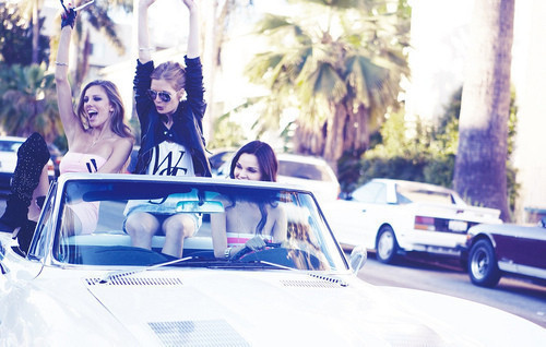 auto-black-and-white-street-blonde-brunette-car-Favim.com-210111