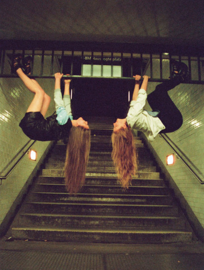 bricks-fashion-fence-friends-girls-Favim.com-214119